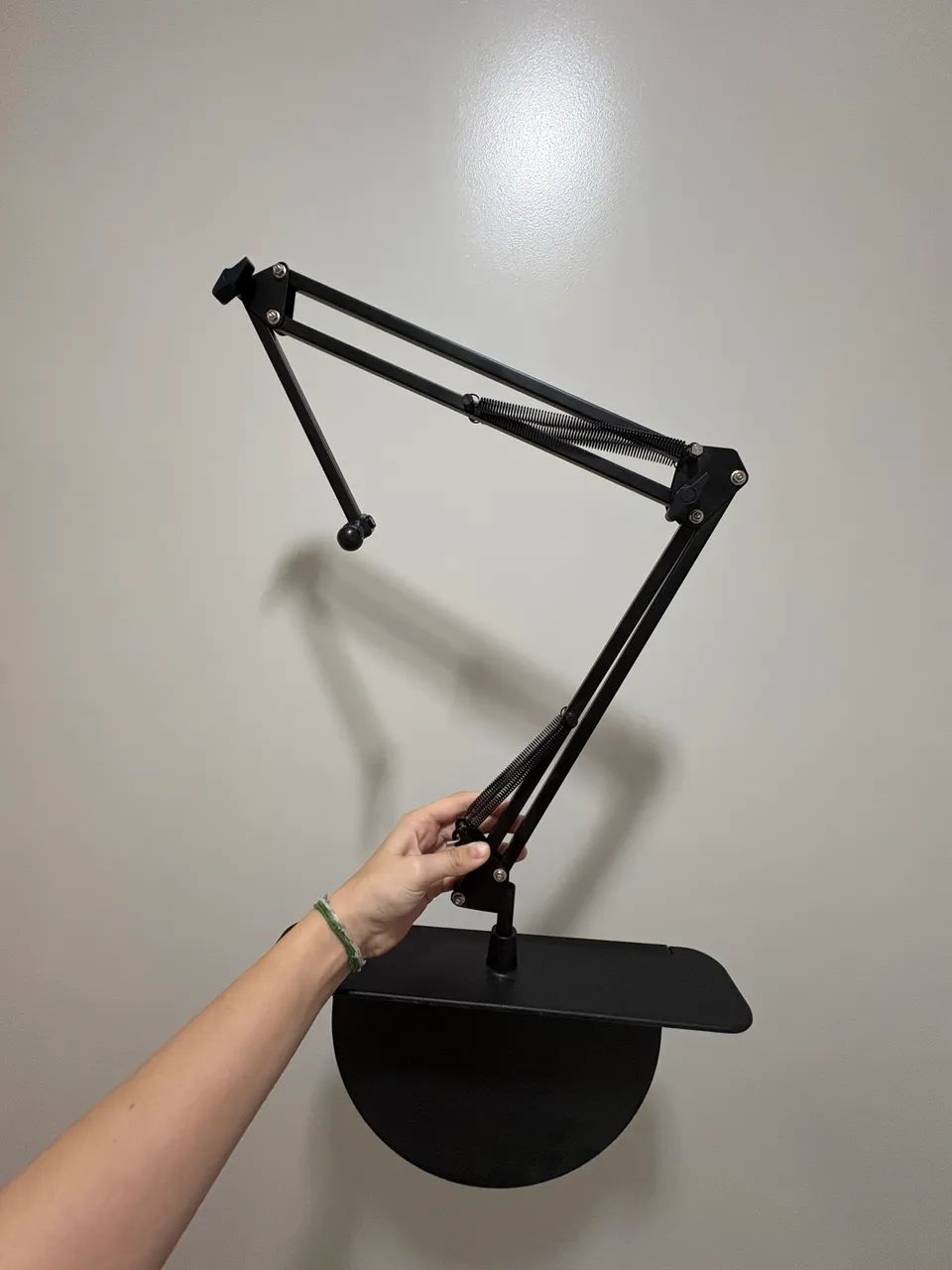 suporte articulado oculto de cabeceira para celular e tablet 
