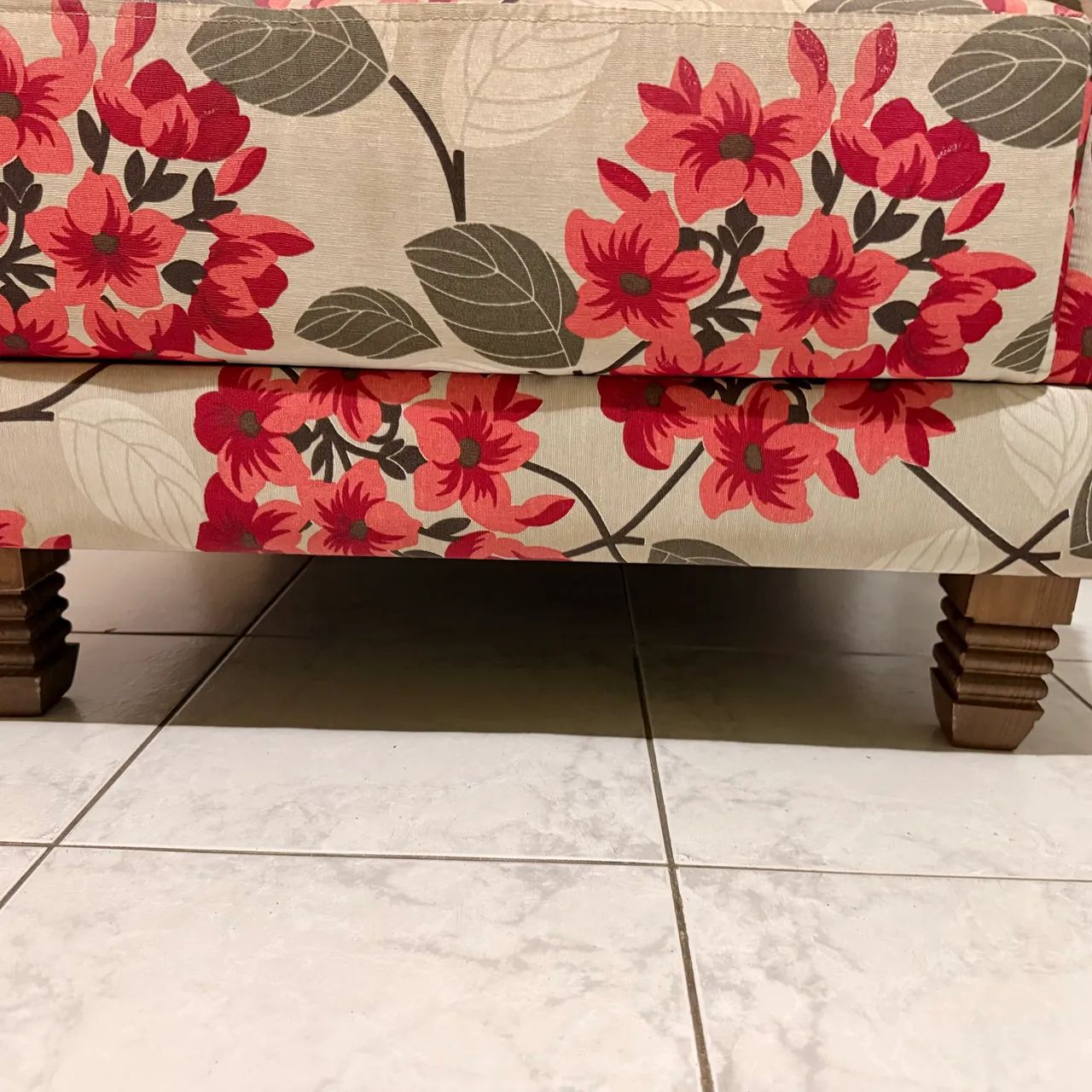 Poltrona florida muito confortável e estilosa - 71cm larg x 62cm alt x 76cm prof  - Foto 5