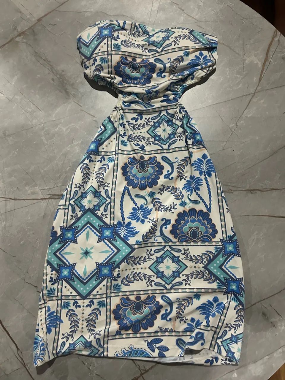 vestido com estampa azul