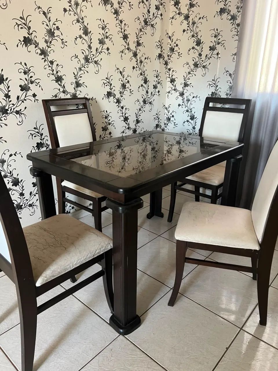 Conjunto de mesa de madeira com 4 cadeiras