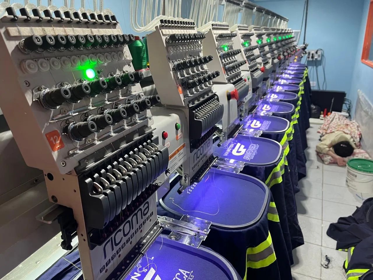 Máquina de bordar industrial  - Foto 3
