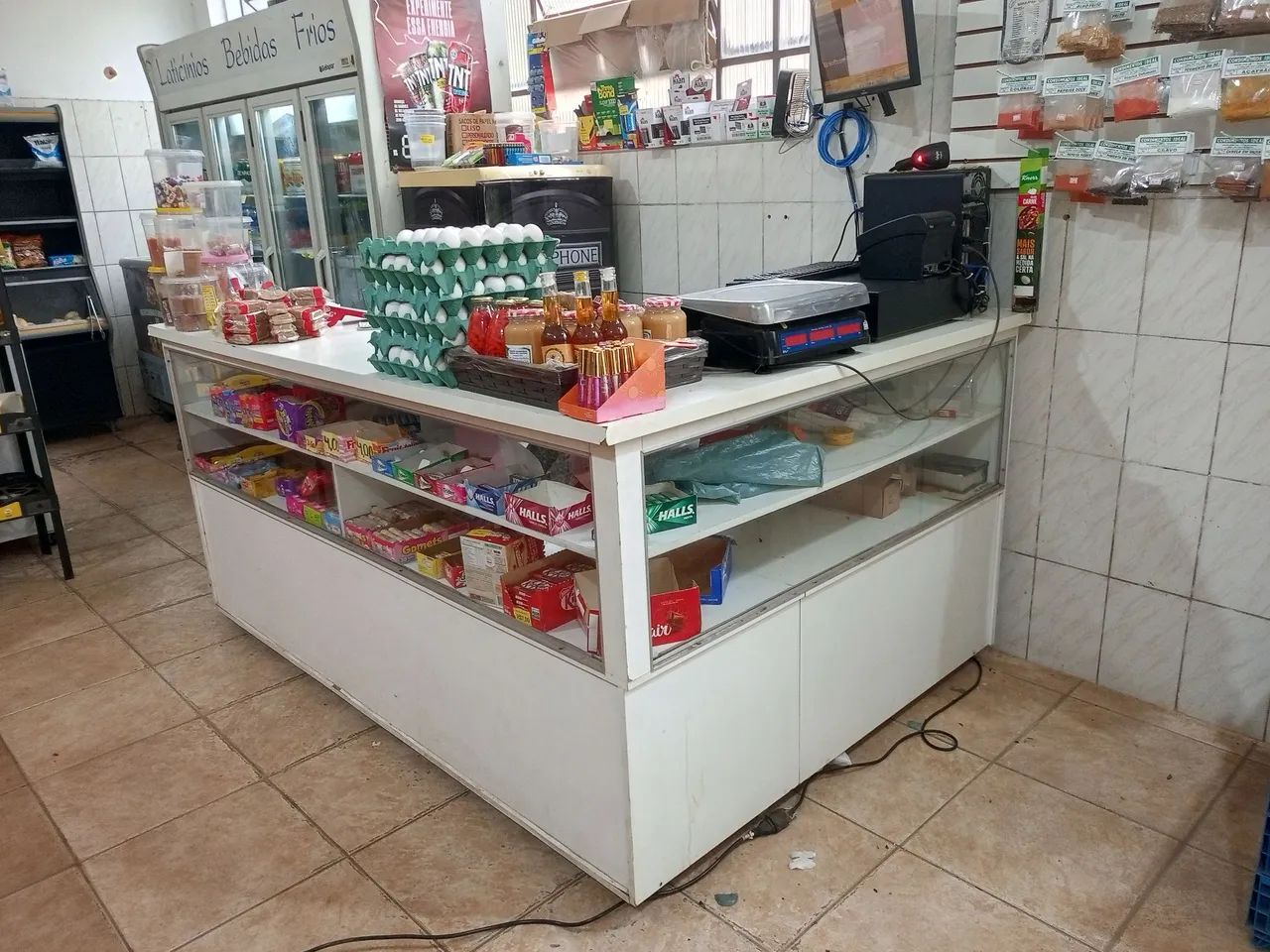 Balcão em L com vitrine 