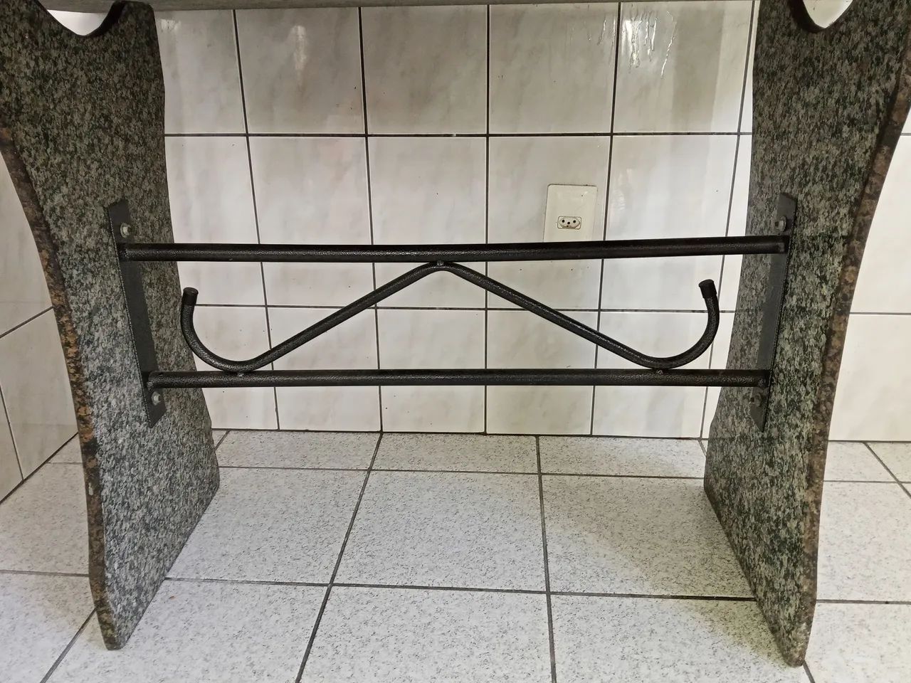 Mesa toda de mármore até o pé dela é mármore  - Foto 5