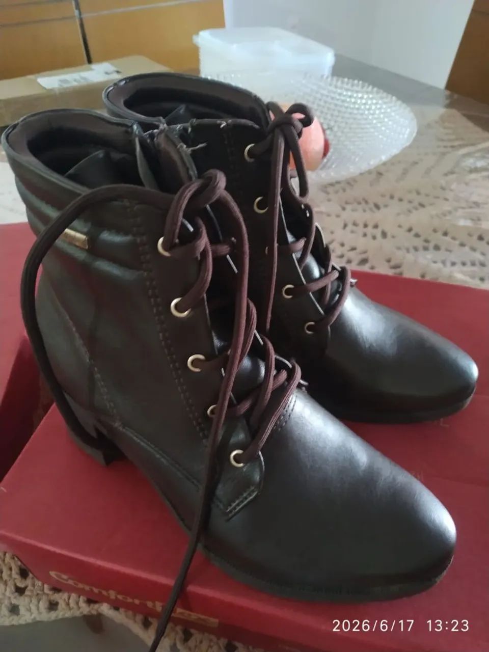 Botas femininas 100,00 cada