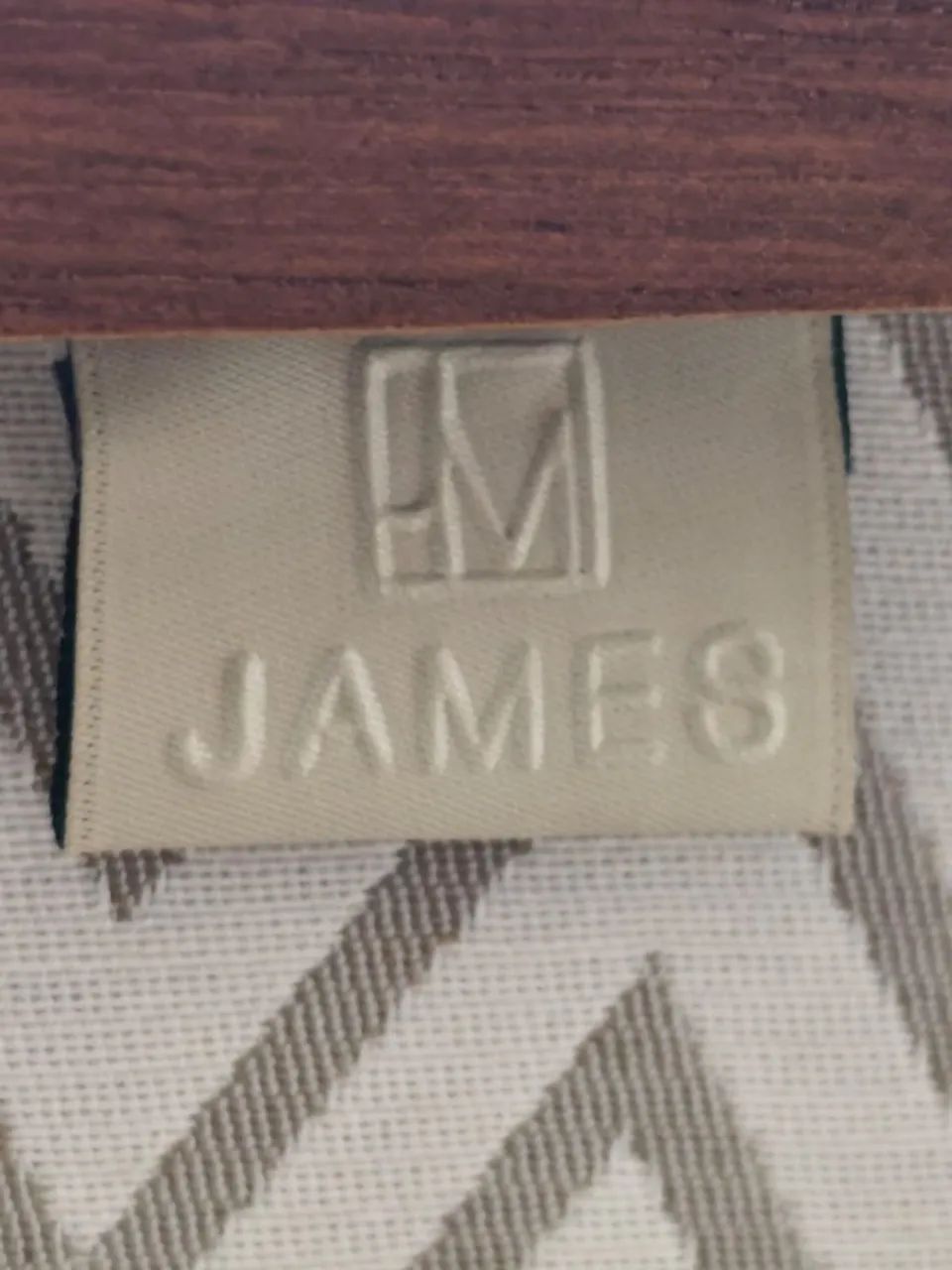 Poltrona de balanço em madeira e com estofado (James) - Foto 2