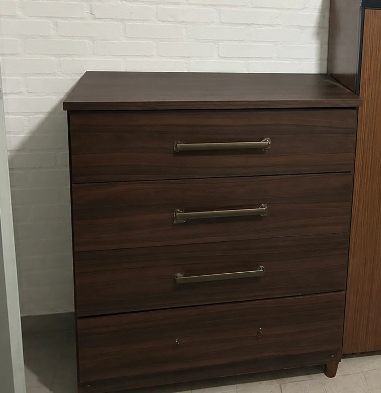 Cômoda de 4 gavetas