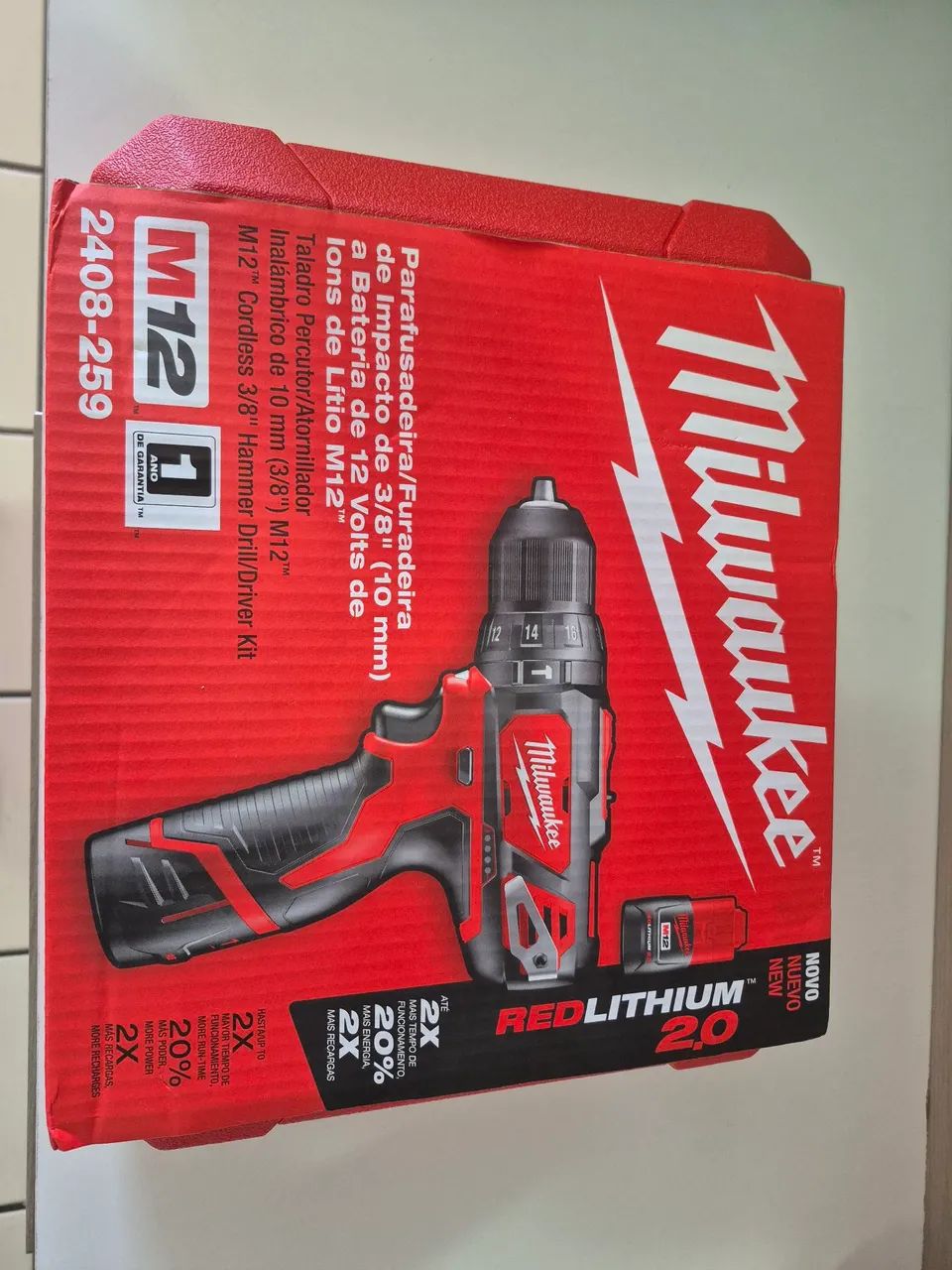 Parafusadeira Milwaukee 12v com carregador e 2 baterias.