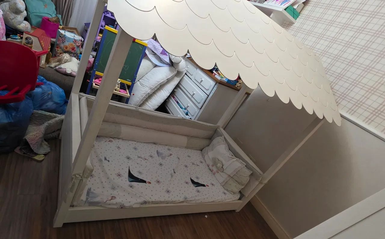 Cama montessoriana com telhado