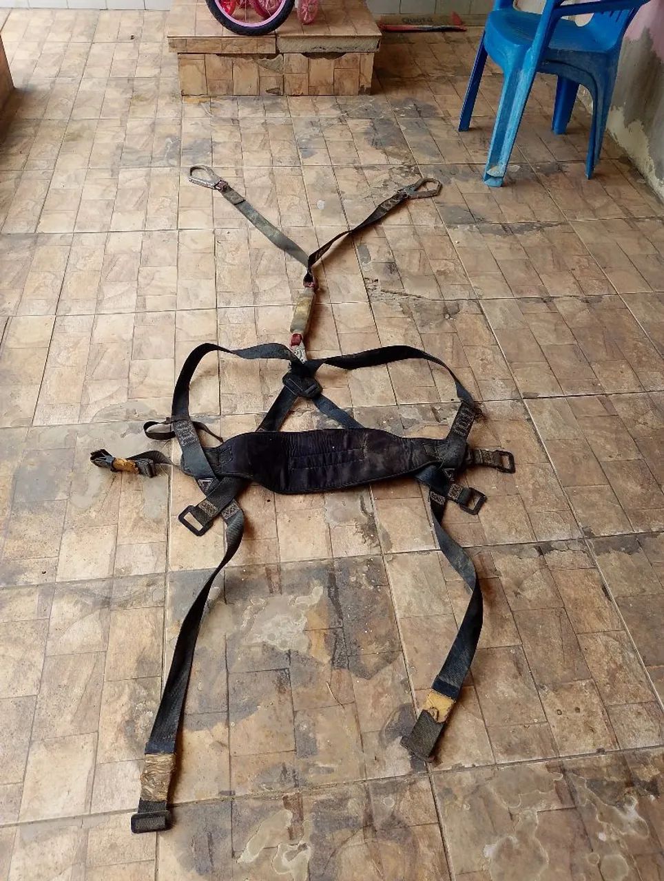 Cinto de segurança tipo paraquedista.
