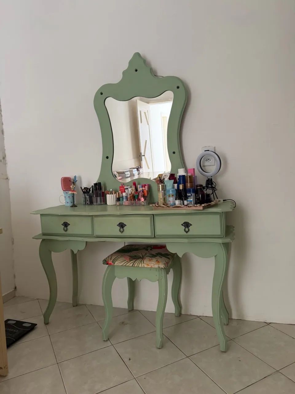 PENTEADEIRA EM MADEIRA MACIÇA COM PAINEL/ESPELHO E BANQUETA. VERDE  - Foto 2
