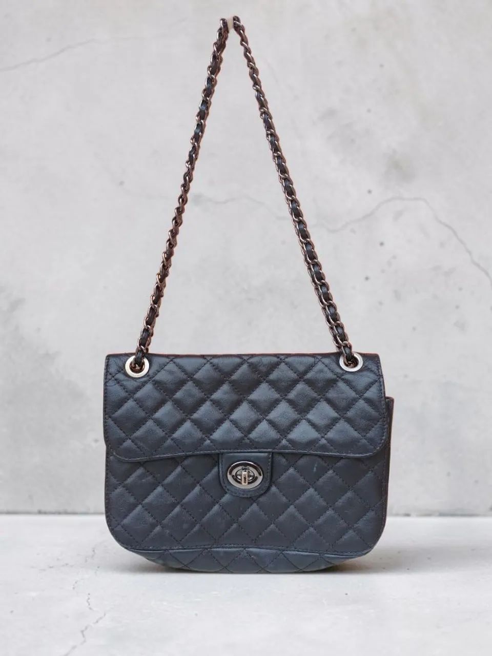 bolsa de couro legítimo tuqi.tá matelasse preto alça corrente