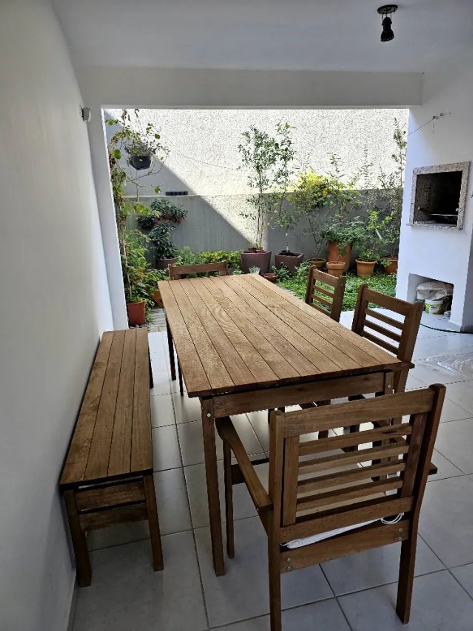 Conjunto mesa 4 cadeiras e banco de madeira maciça  - Foto 3