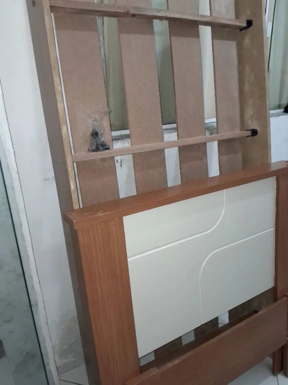 Cama de solteiro em madeira. 
