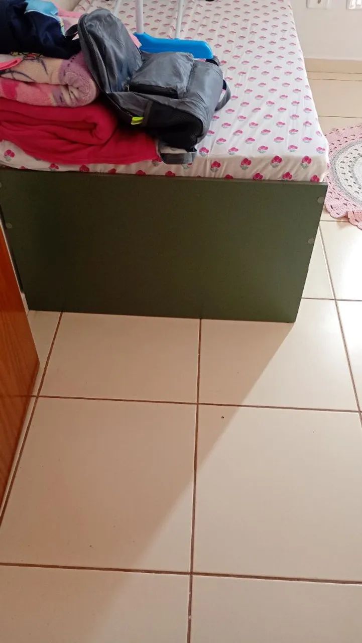 Bi cama com colchão.