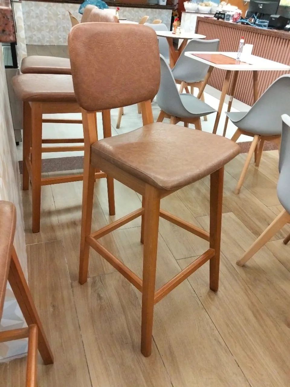 Banqueta alta, estofada de madeira 