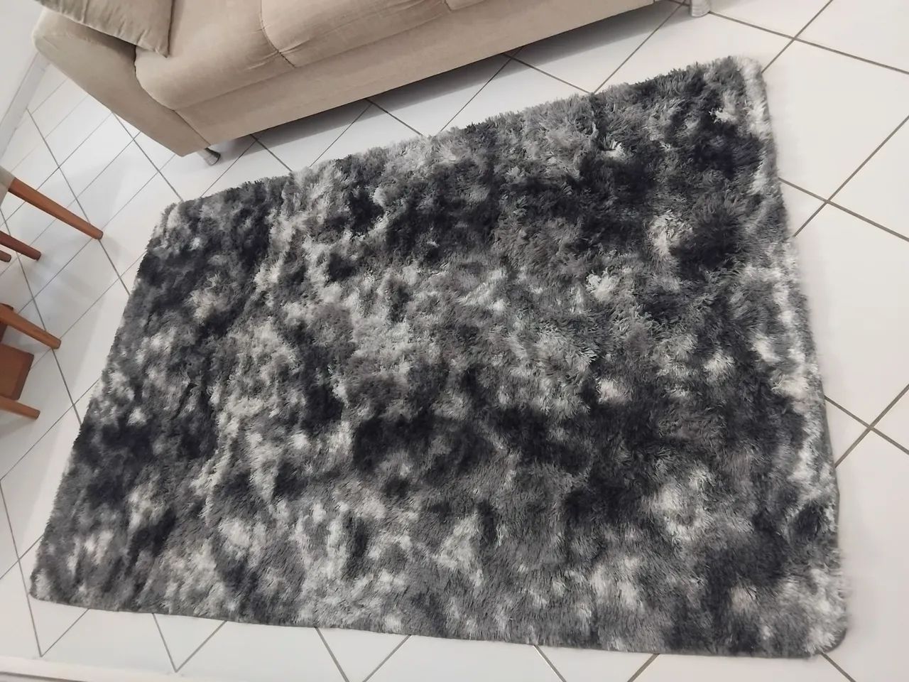 Tapete cinza peludo 