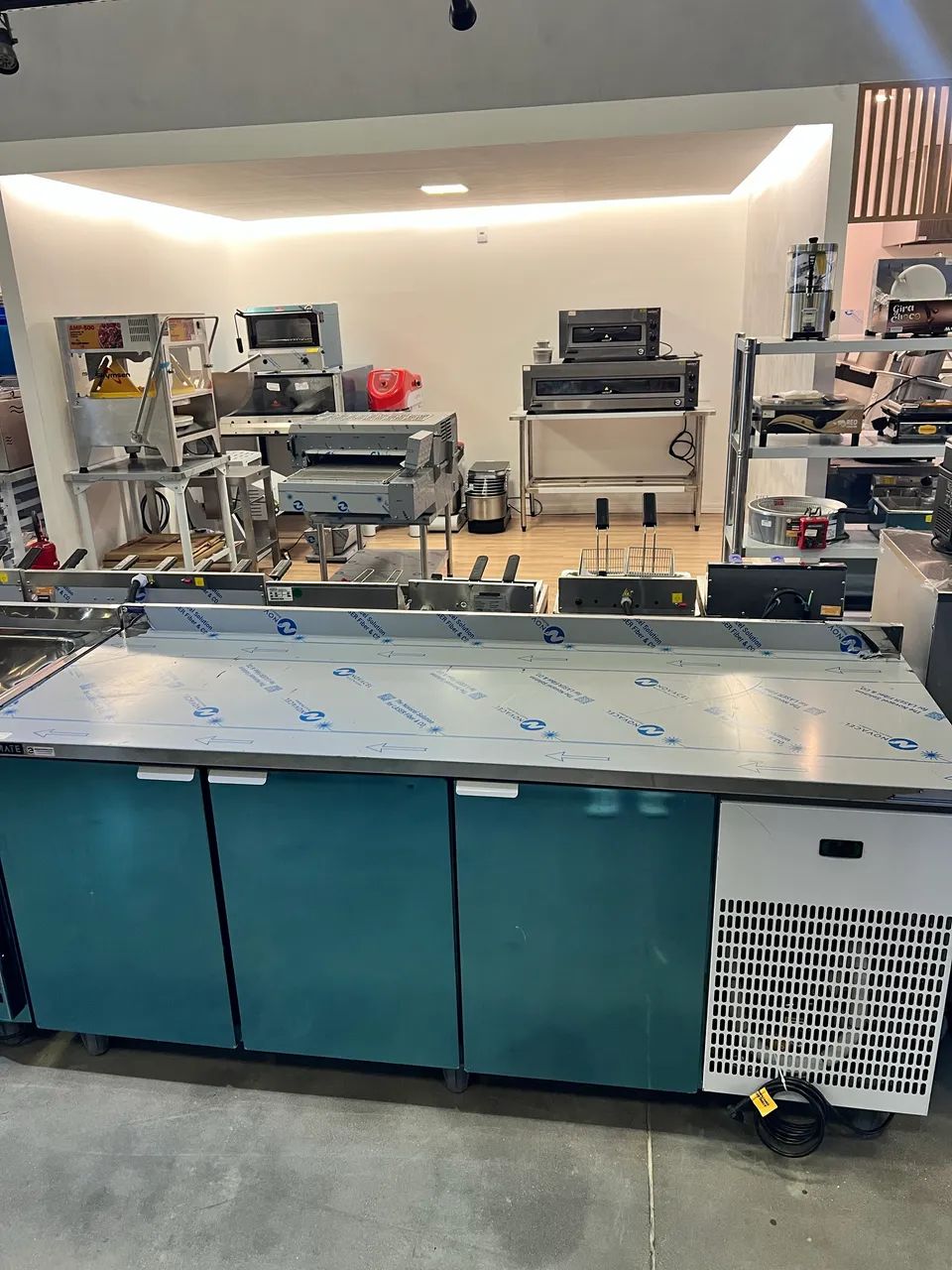 Balcão de serviço refrigerado liso 2m com 3 portas novo pronta entrega  - Foto 2