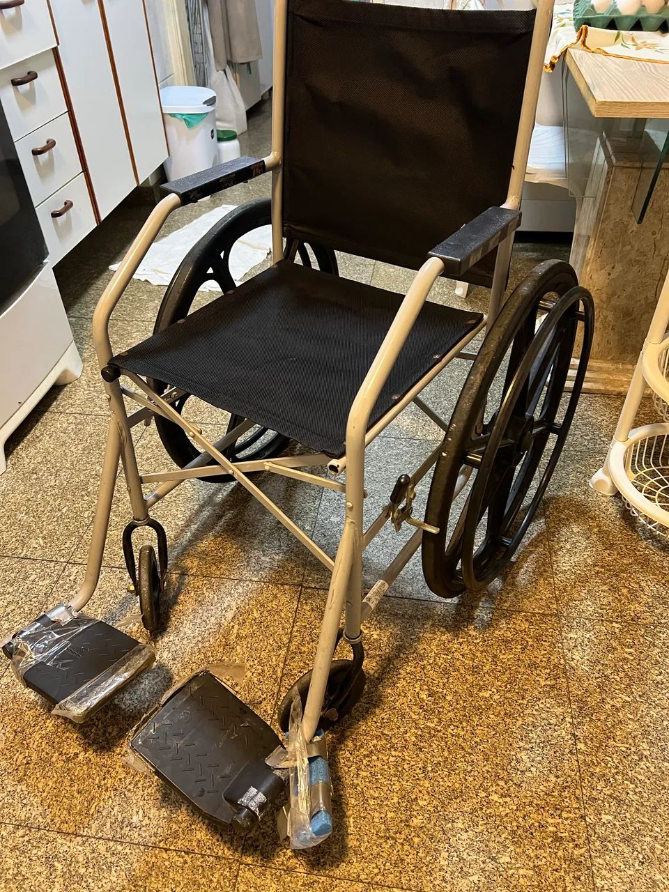 Vendo cadeira de rodas - Foto 3