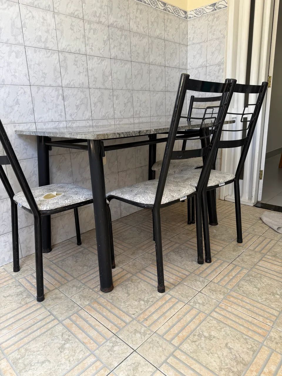 Mesa com 4 cadeiras  - Foto 2