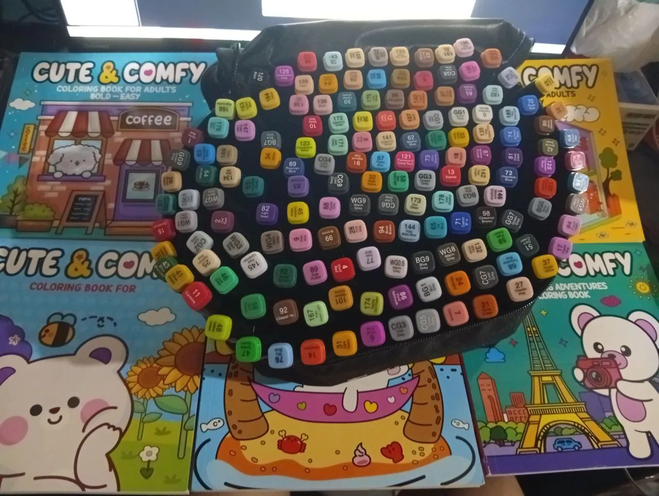 (TROCO) Kit 168 canetinhas markers Touch + 6 livros de colorir Cute & Comfy - Foto 3