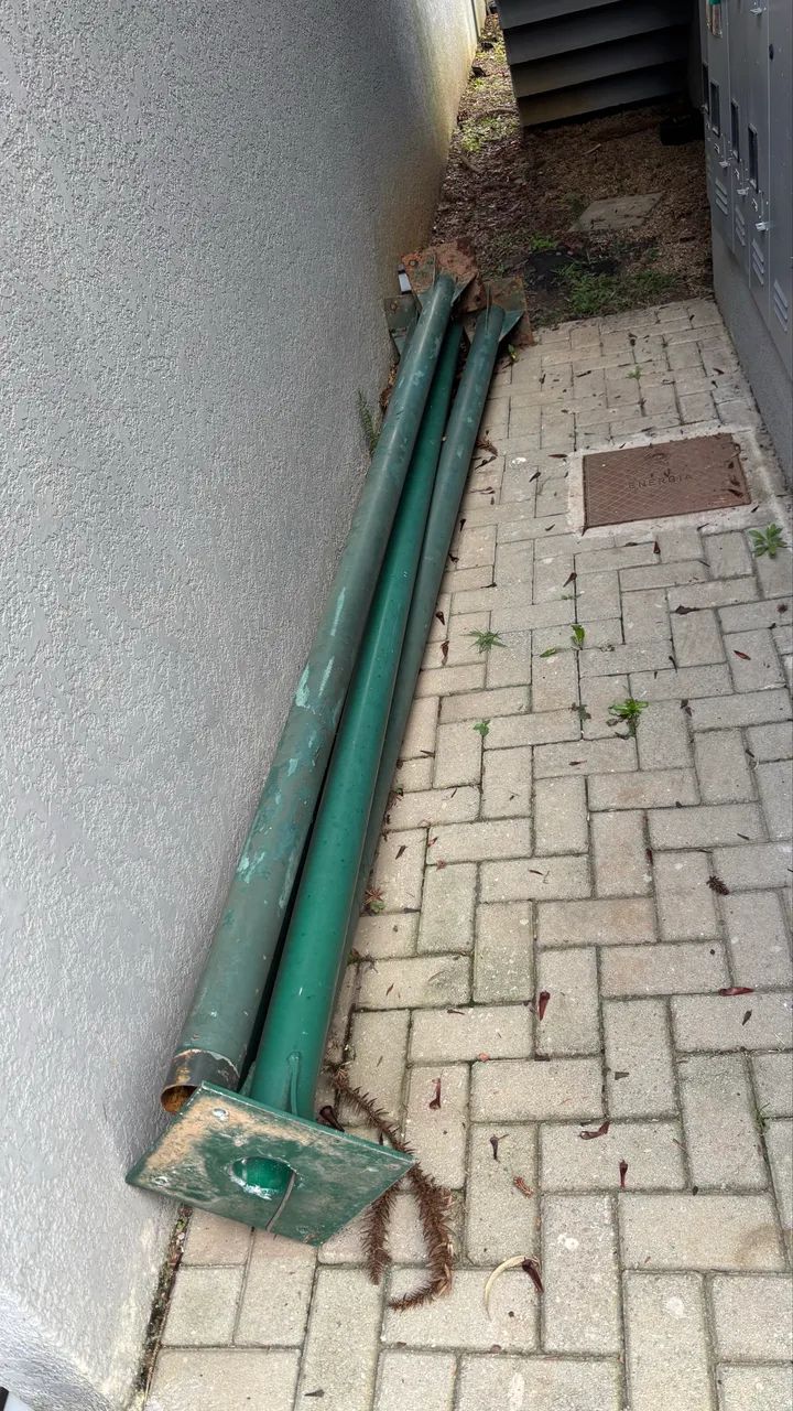 Poste metálico 