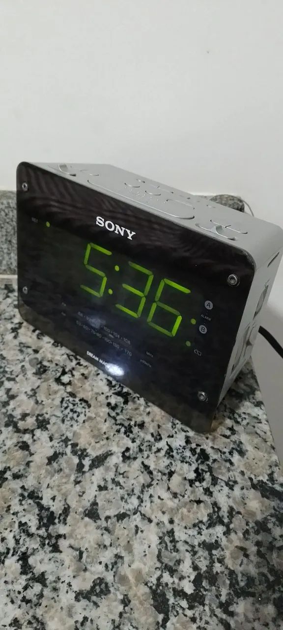 Radio  relogio  sony  funcionando 