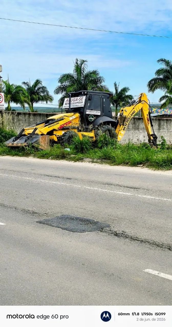 Retroescavadeira e rompedor hidráulico 