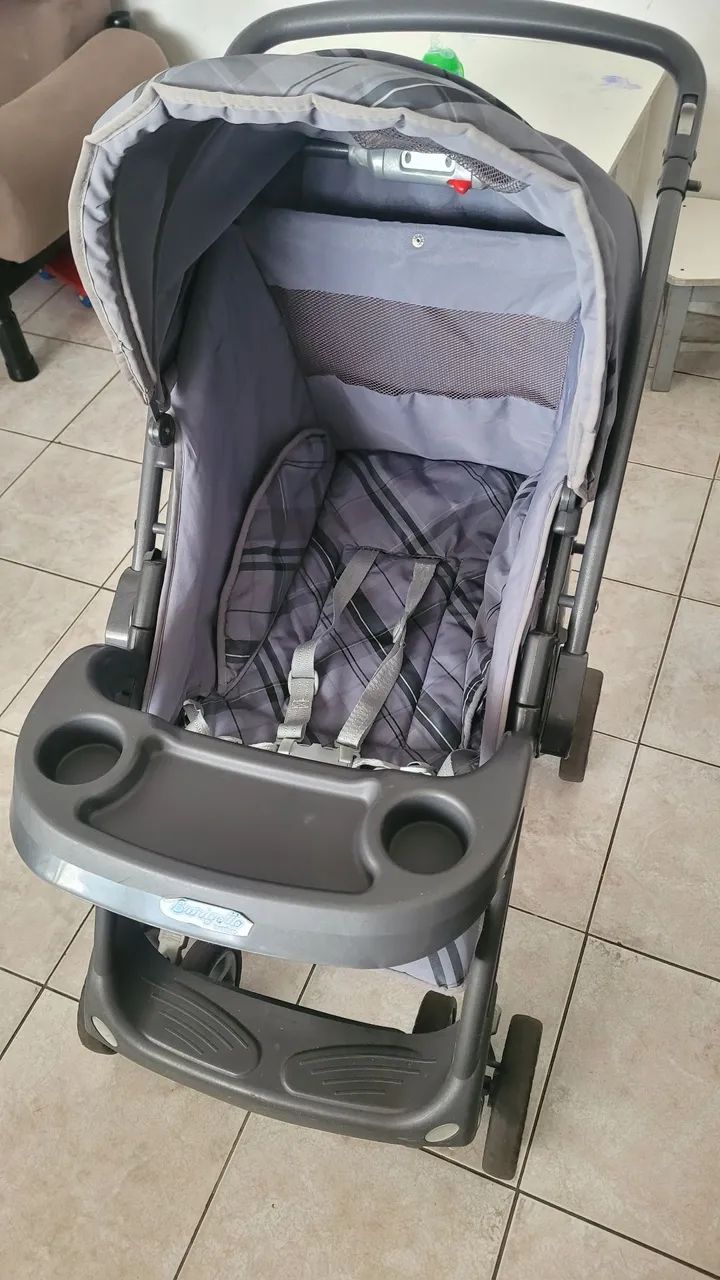 Carrinho de bebê com bebê conforto