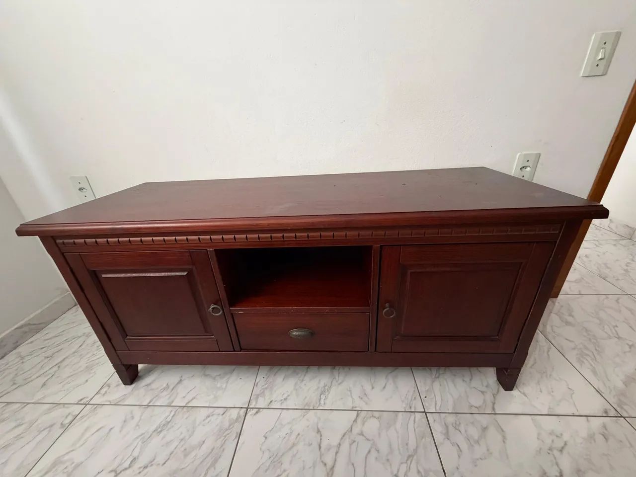 Rack de madeira maciça com portas e gaveta  - Foto 2