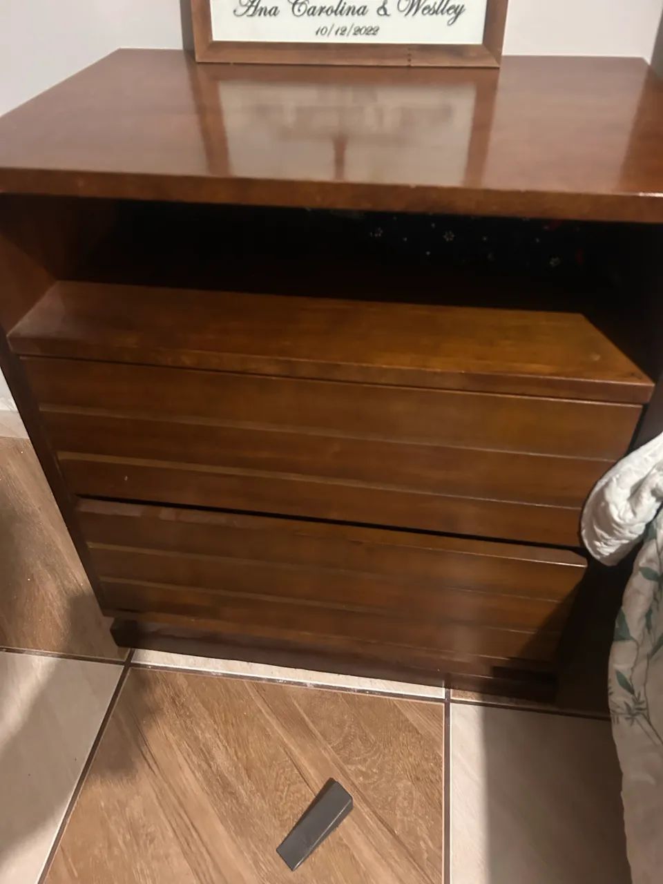 Jogo de quarto - roupeiro + baú + criados - Foto 4