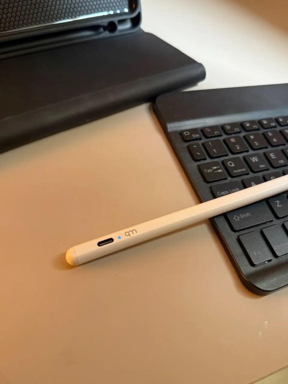 Capa iPad 7a, 8a e 9a Geração 10.2 Polegadas WB com Teclado e Caneta Pencil Branca 1.0mm - Foto 3