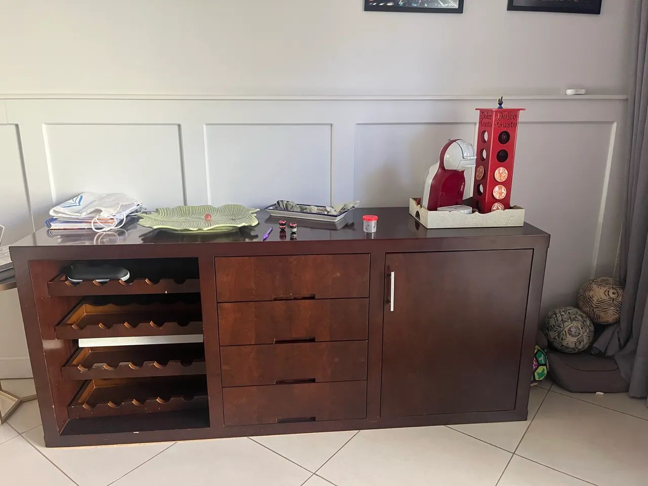 Vendo mesa com cadeiras, cômoda e cristaleira  - Foto 3