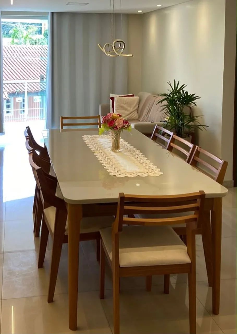 Vendo mesa de madeira 8 cadeiras