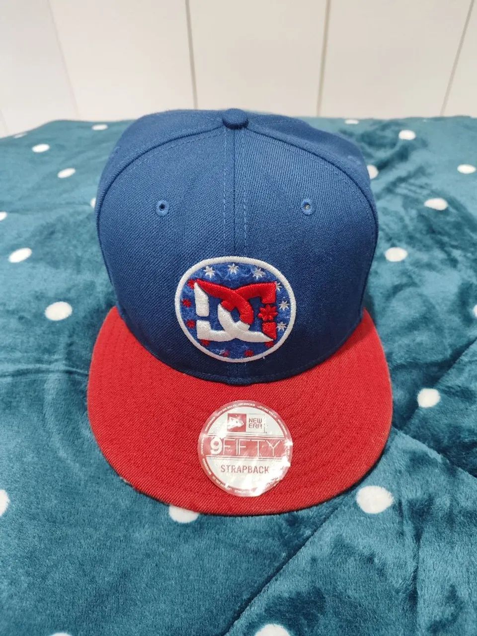 Boné New Era DC strapback.