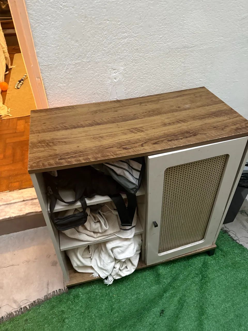 Buffet /bar com prateleiras e porta
