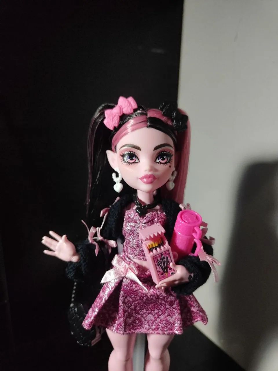 Boneca Monster High Draculaura Básica Core Refresh 2  - Foto 3