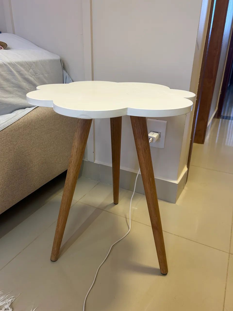 Mesa Nuvem Branca com Pés de Madeira - Foto 4