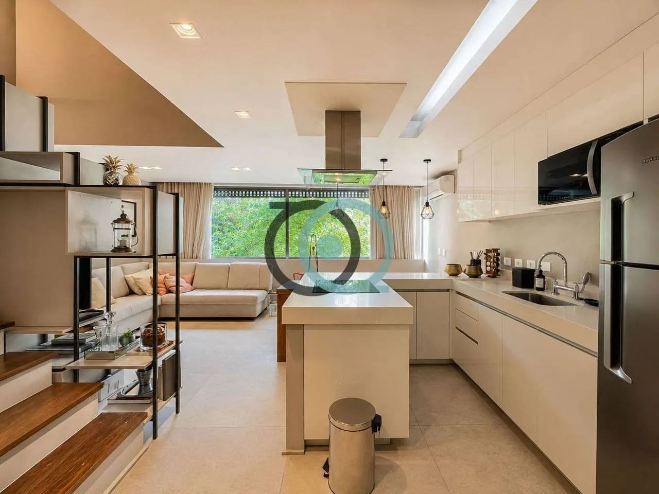 Duplex contemporâneo com design sofisticado no Itaim Bibi - Foto 2
