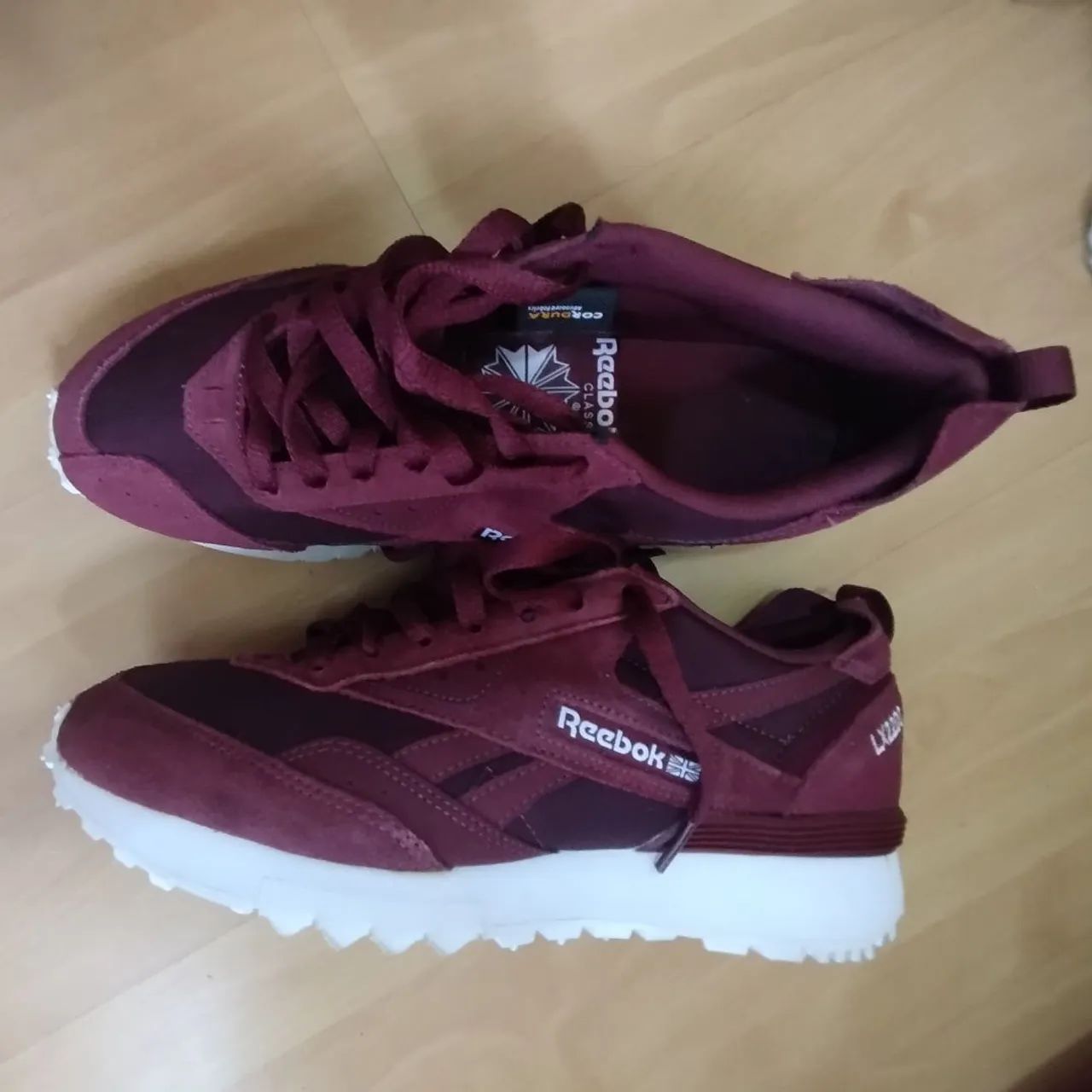 Tênis reebok bordo.