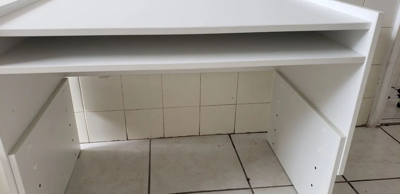 Mesa infantil grande com quinas arredondadas e regulagem de altura