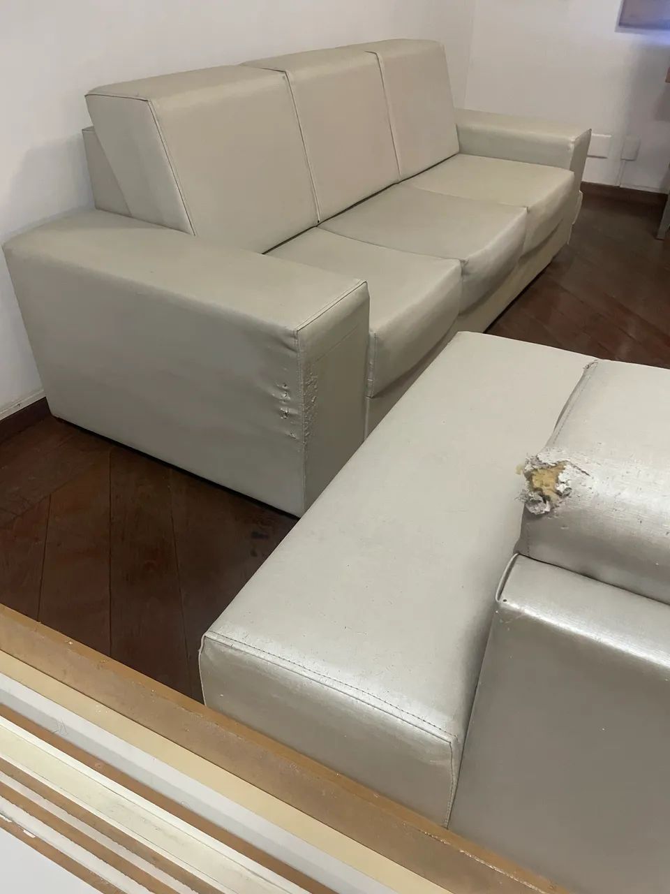 Vendo 2 sofás 2 e 3 lugares, estão com alguns estragos precisa trocar o estofado  - Foto 3