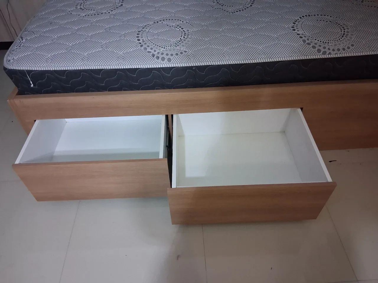 2 camas de solteiro feito por marceneiro mais 2 colchões  - Foto 2