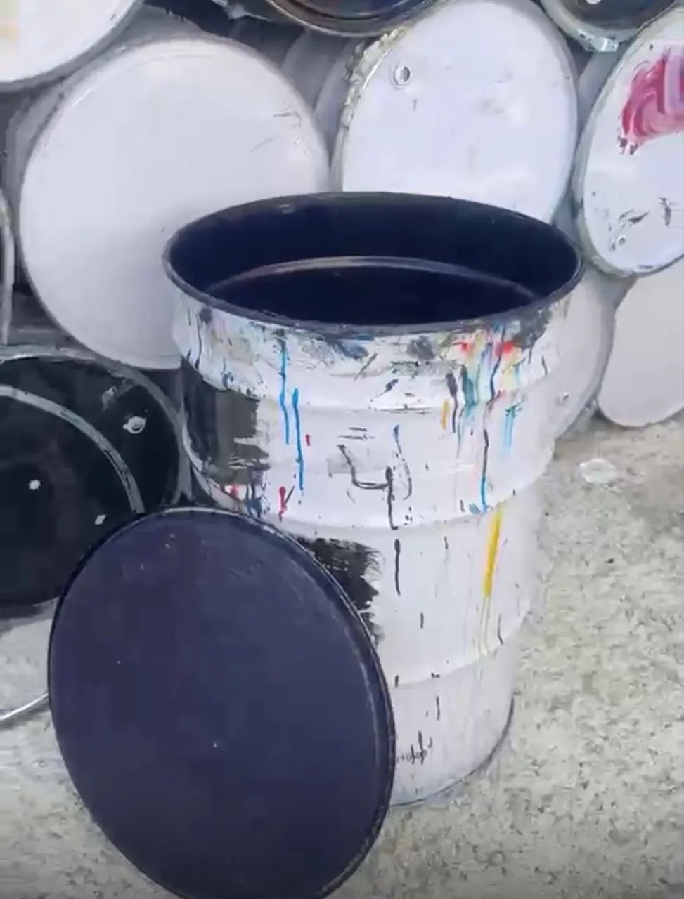 Latão tampa removível, capacidade 200 litros, continham tinta, latão forte