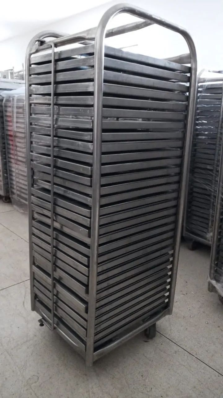 Carro com 30 bandejas de Inox 304 (44x36) 