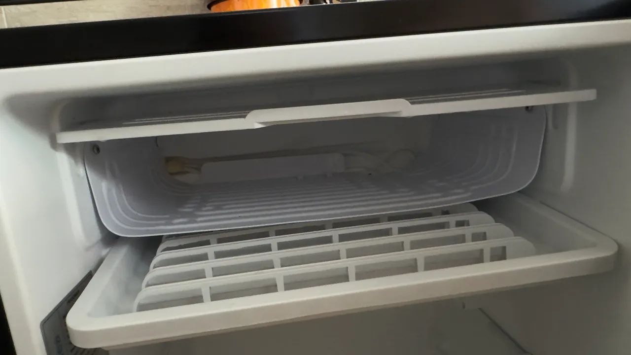 Frigobar Midea 93L Preto 127V  - Foto 4