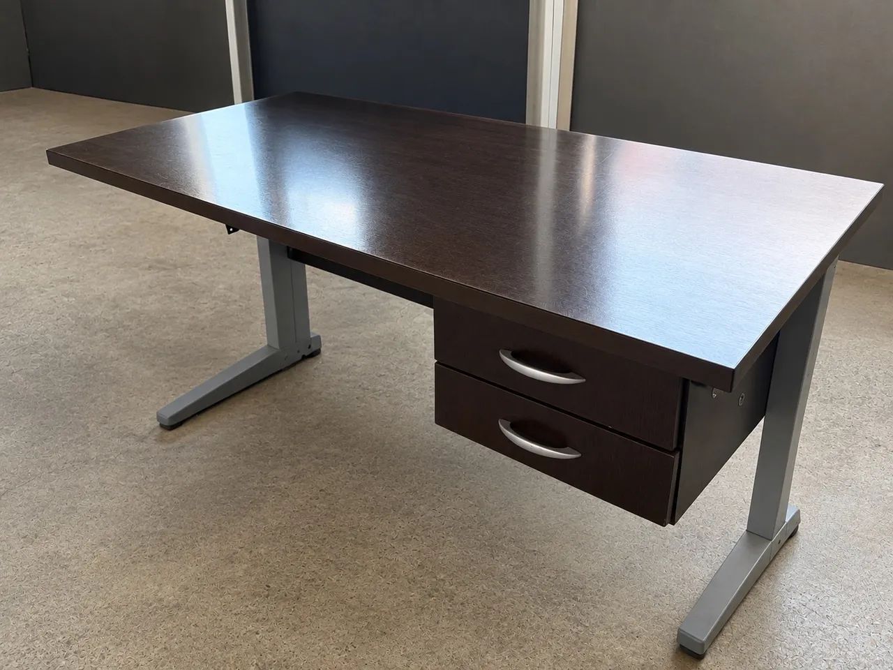 Mesa de escritório Marrom amadeirada com gaveta