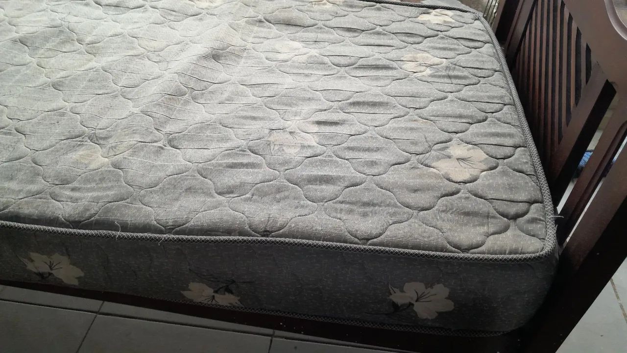 Cama solteiro de madeira. 