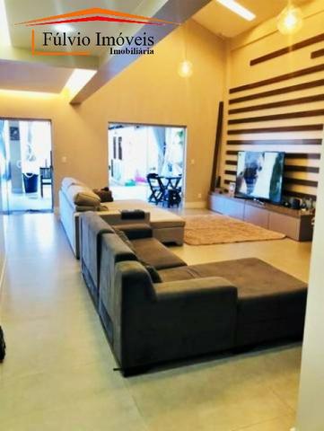 Magnífico sobrado, alto padrão, 4 quartos, completa armários, porcelanato e espaço gourmet - Foto 2