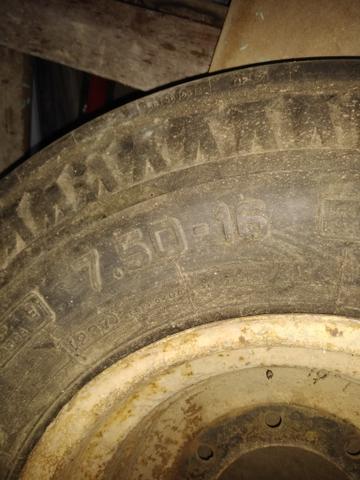 Pneu com aro f 4000 ou trator - Foto 3