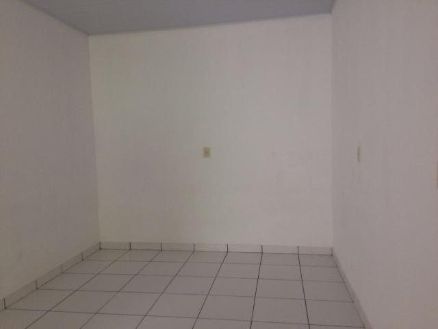 Aluga-se Kitinet região do CPA próximo Colégio Tiradentes - Foto 4